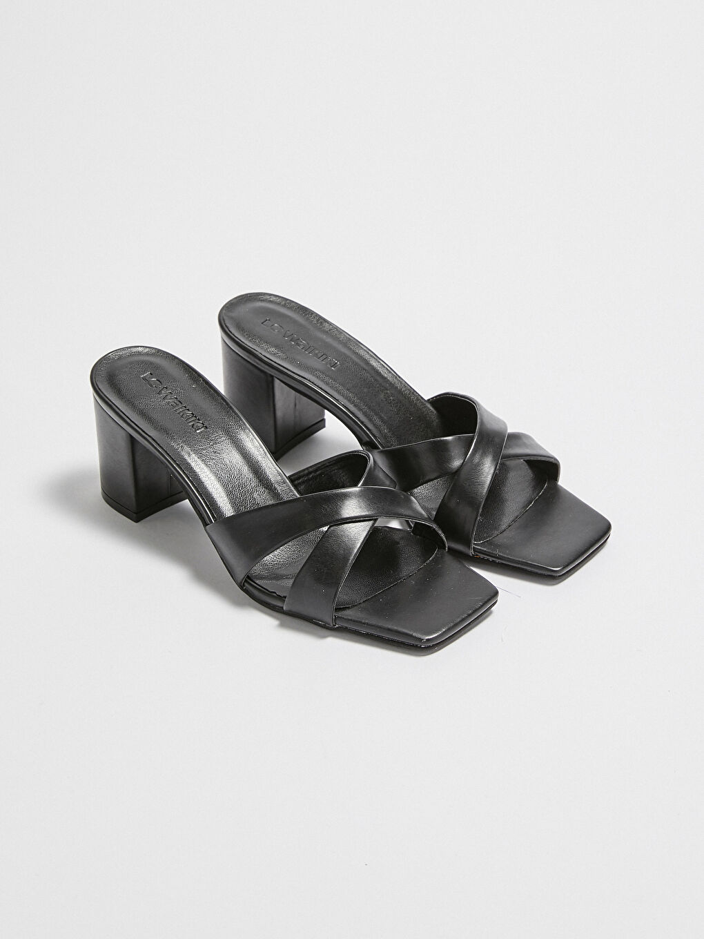 Siyah Deri Görünümlü Çapraz Bantlı Kadın Topuklu Terlik