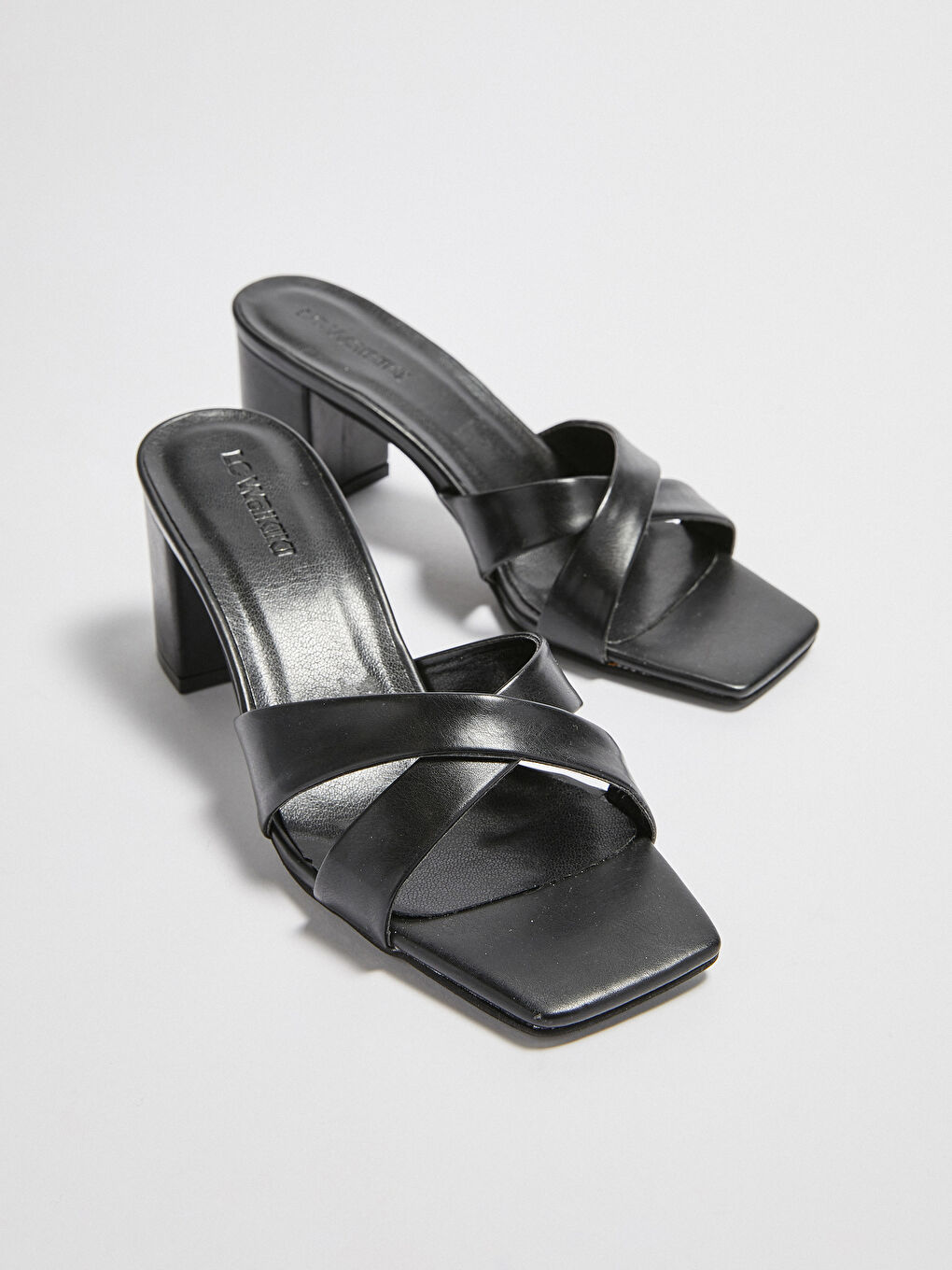 Siyah Deri Görünümlü Çapraz Bantlı Kadın Topuklu Terlik-2