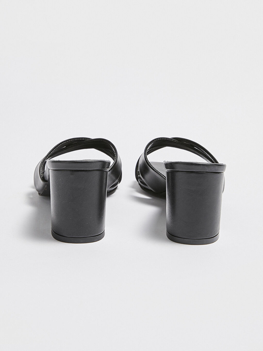 Siyah Deri Görünümlü Çapraz Bantlı Kadın Topuklu Terlik-3