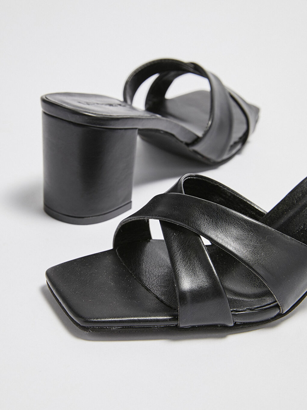 Siyah Deri Görünümlü Çapraz Bantlı Kadın Topuklu Terlik-4