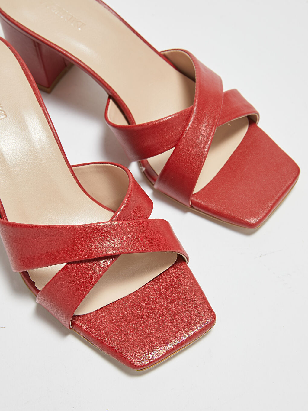 Bordo Deri Görünümlü Çapraz Bantlı Kadın Topuklu Terlik-3