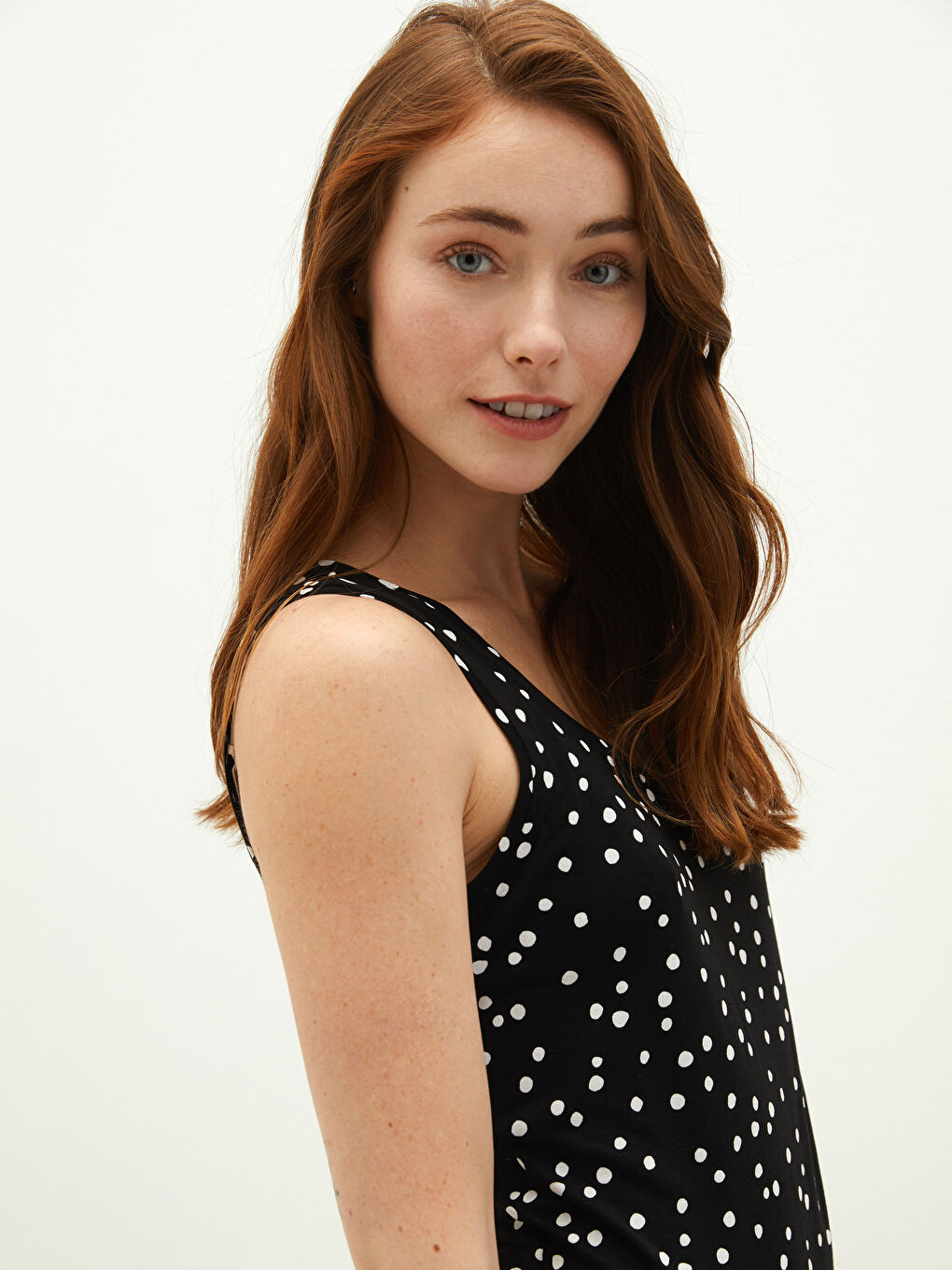 Siyah U Yaka Askılı Puantiye Desenli Kadın Atlet-3