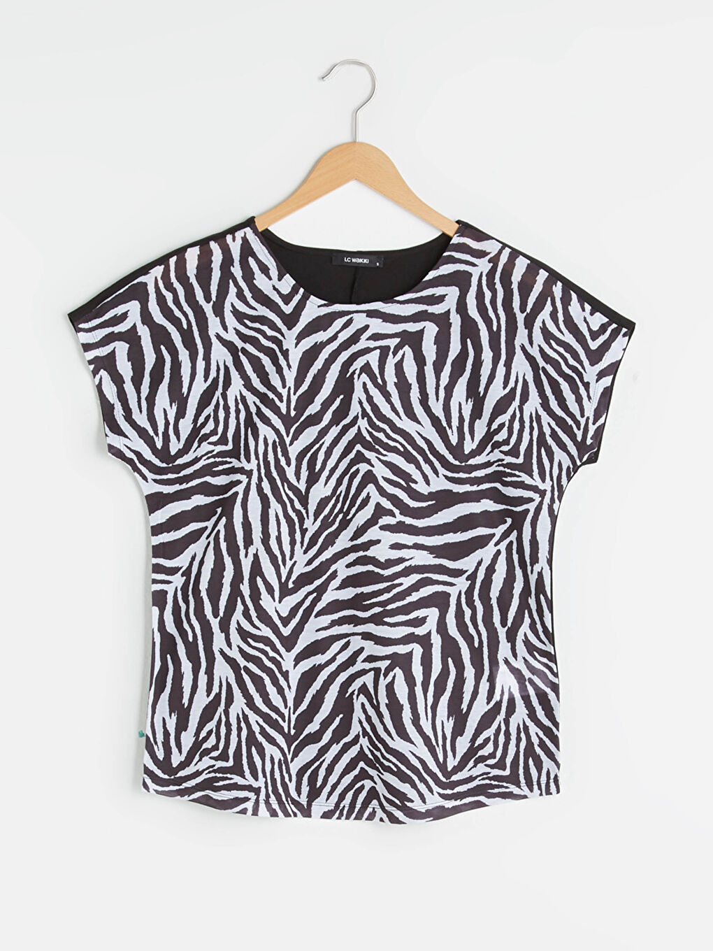 Siyah Bisiklet Yaka Desenli Kısa Kollu Kadın Tişört-10