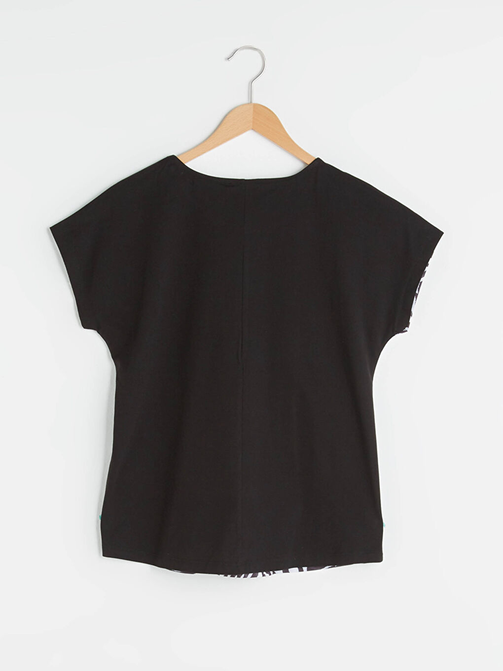 Siyah Bisiklet Yaka Desenli Kısa Kollu Kadın Tişört-11