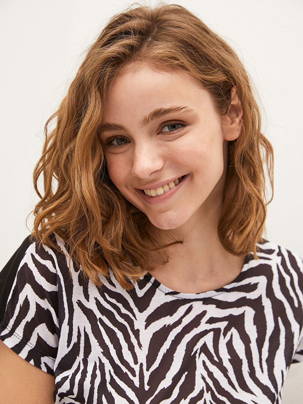 Siyah Bisiklet Yaka Desenli Kısa Kollu Kadın Tişört-1