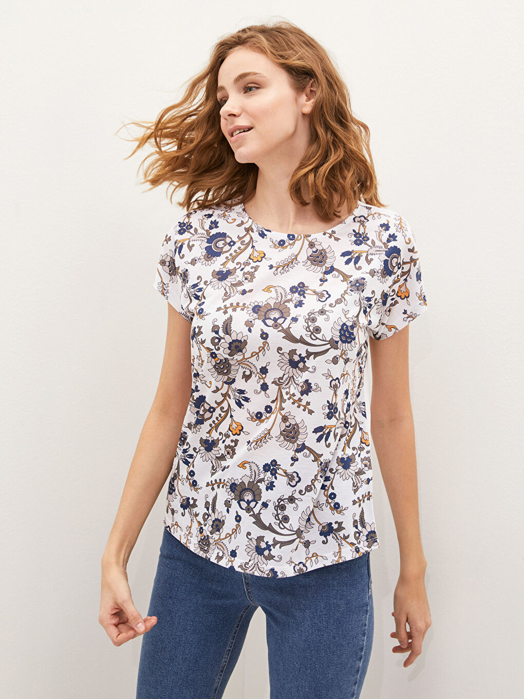 Siyah Bisiklet Yaka Desenli Kısa Kollu Kadın Tişört-4