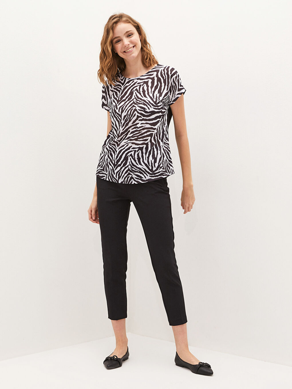 Siyah Bisiklet Yaka Desenli Kısa Kollu Kadın Tişört-5