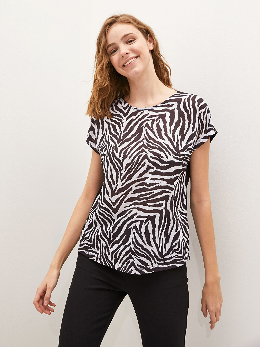 Siyah Bisiklet Yaka Desenli Kısa Kollu Kadın Tişört