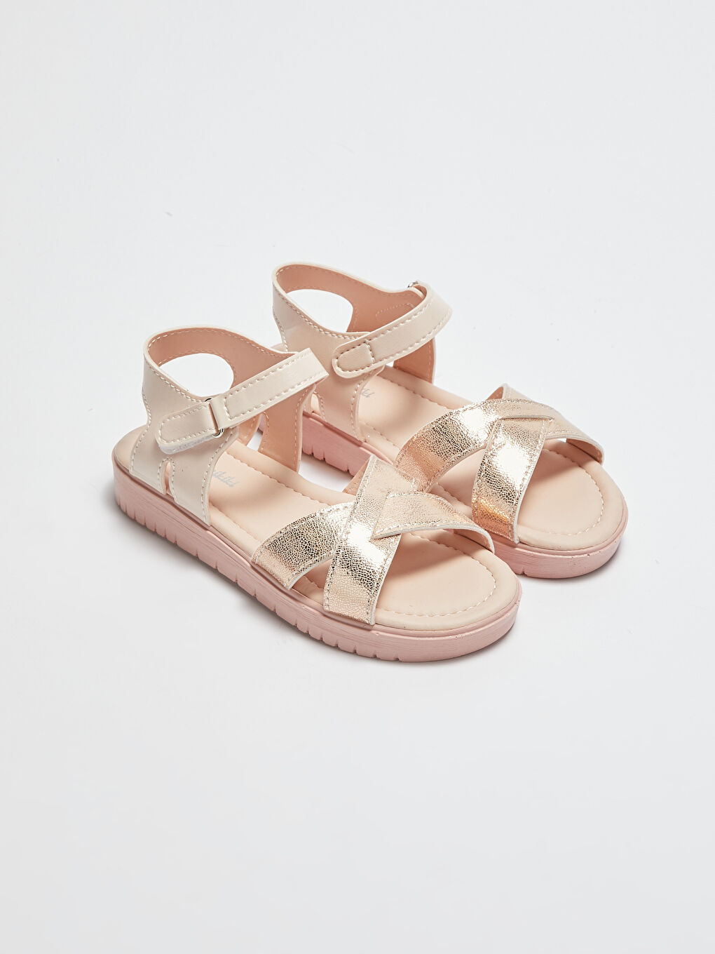 صنادل البنات بخطوط متقاطعة