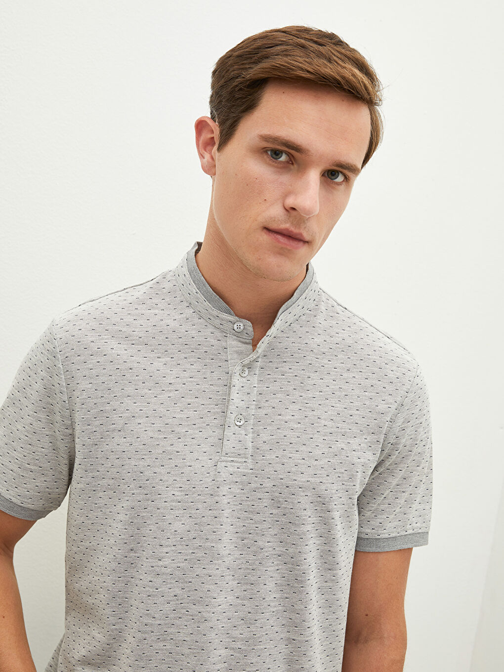 Gri Hakim Yaka Kısa Kollu Desenli Erkek Tişört-1