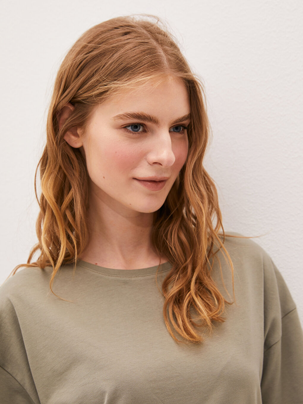 Футболка для жінок з круглим вирізом горловини, прямим кроєм і коротким рукавом з бавовни-3