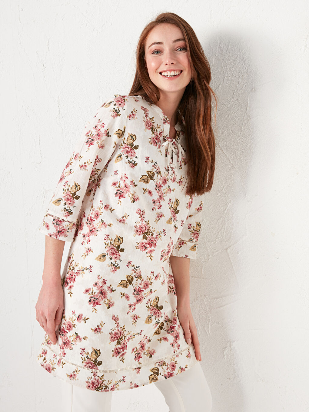 Ekru Bağlamalı Yaka Çiçek Baskılı Yarım Kollu Pamuklu Kadın Tunik