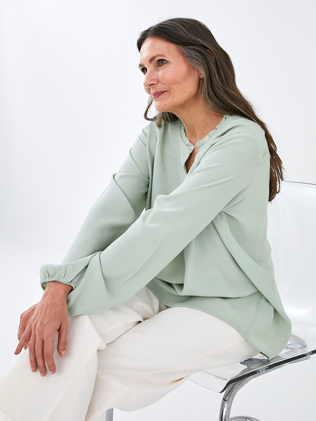 Блузка Женская Бордовая С Длинным Рукавом И Воротником-стойкой И Рюшами-1