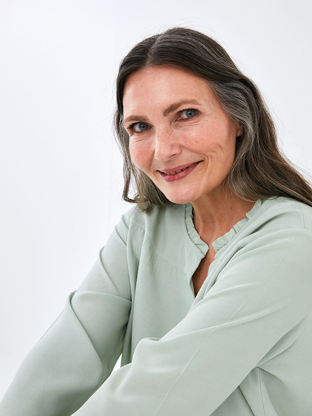 Блузка Женская Бордовая С Длинным Рукавом И Воротником-стойкой И Рюшами-2