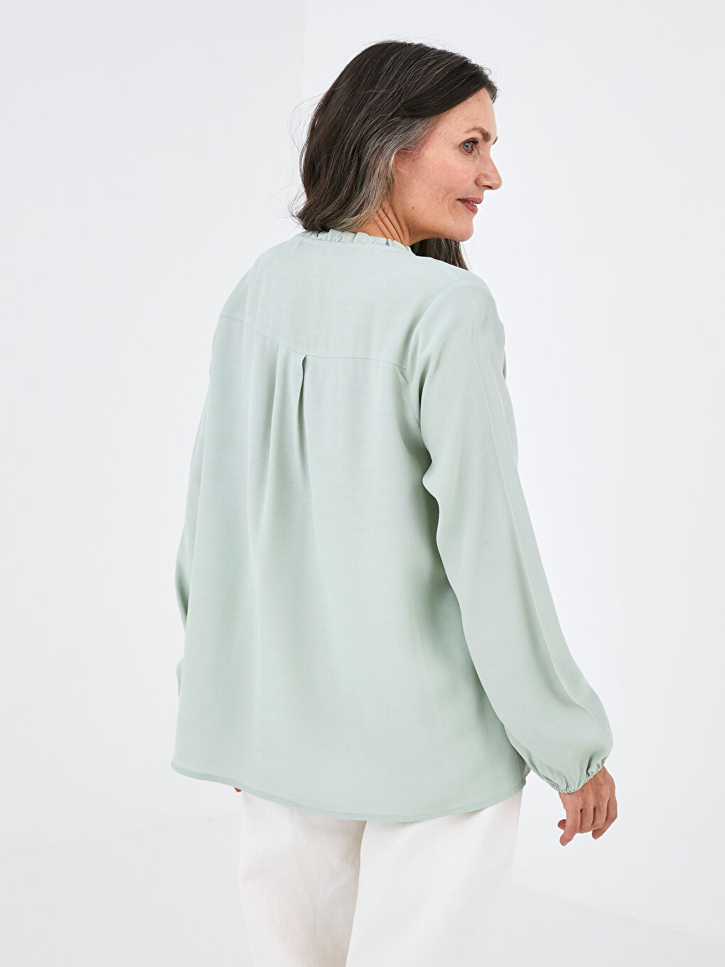 Блузка Женская Бордовая С Длинным Рукавом И Воротником-стойкой И Рюшами-4