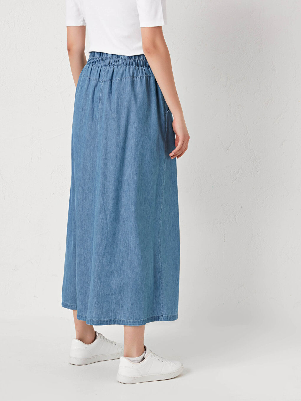 جيب جينز للسيدات بخصر مطاطي وتفاصيل جيوب وأزرار أمامية-4