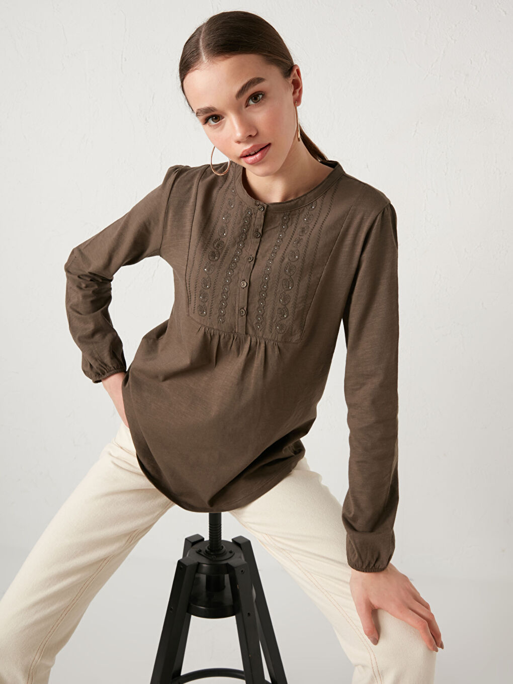 بلوزة قطن مطرزة بأكمام طويلة ورقبة دائرية للسيدات