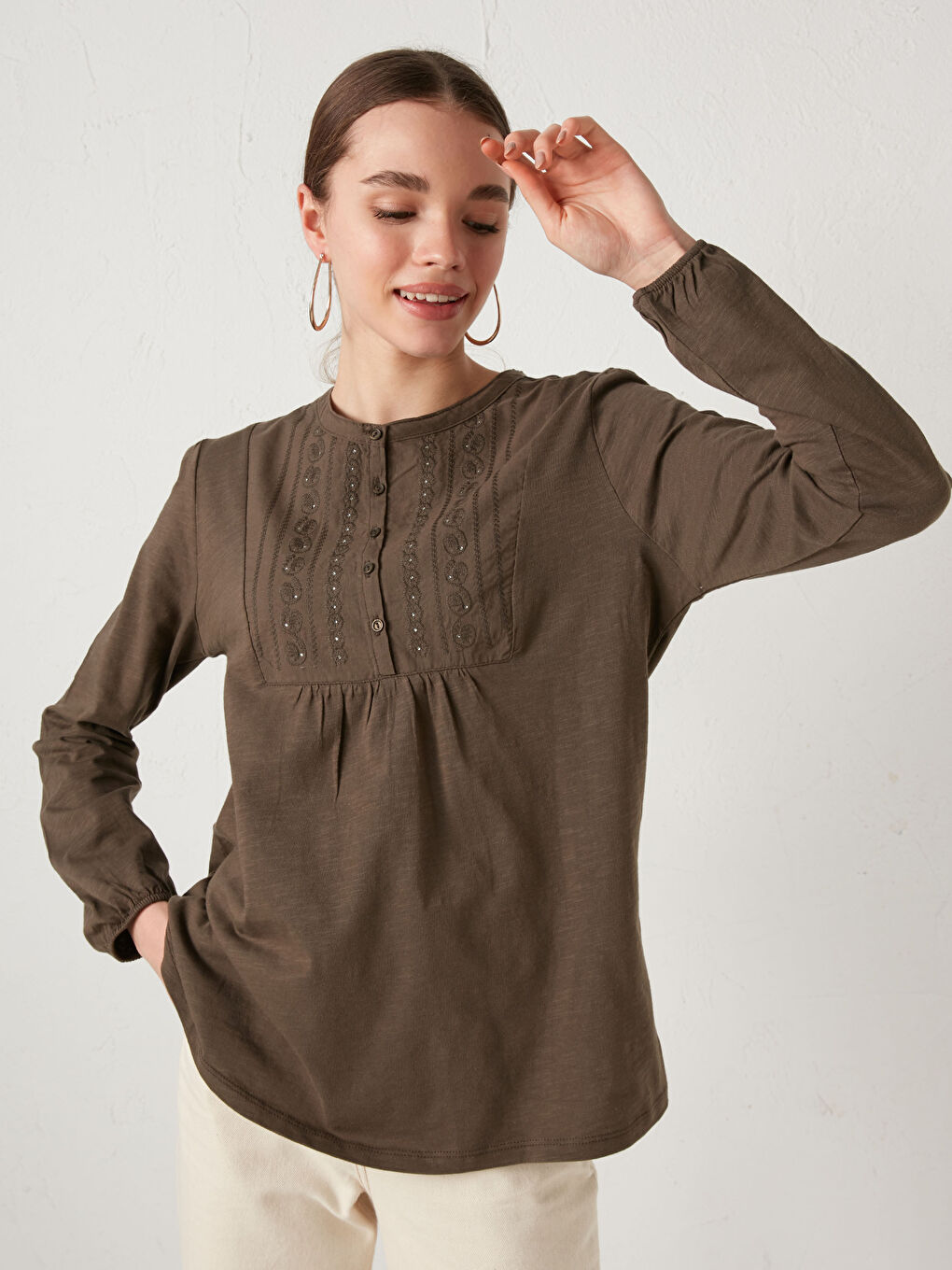 بلوزة قطن مطرزة بأكمام طويلة ورقبة دائرية للسيدات-1