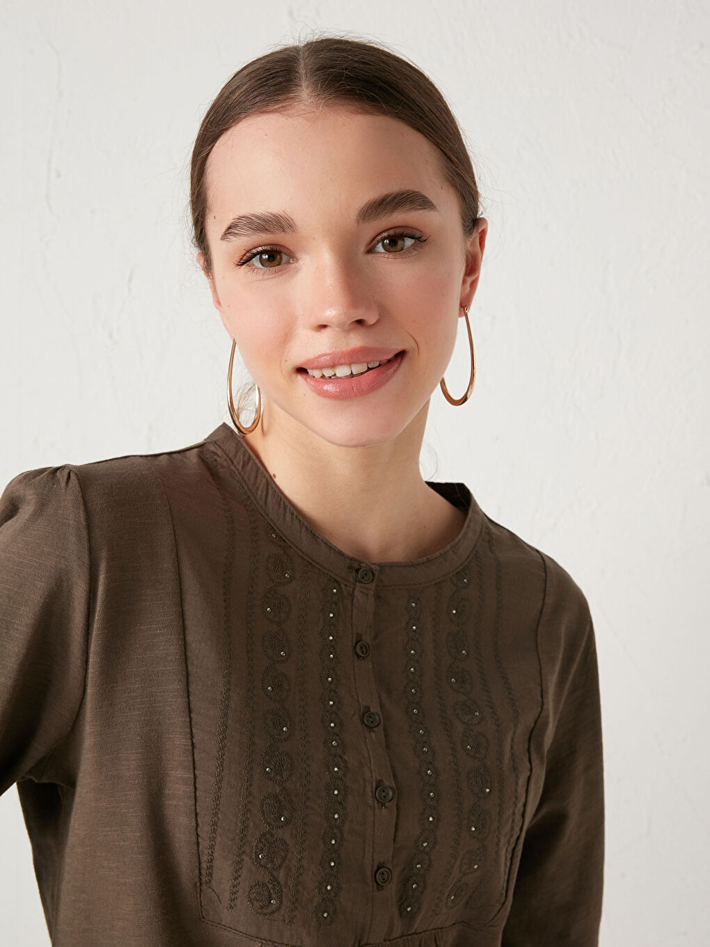 بلوزة قطن مطرزة بأكمام طويلة ورقبة دائرية للسيدات-3