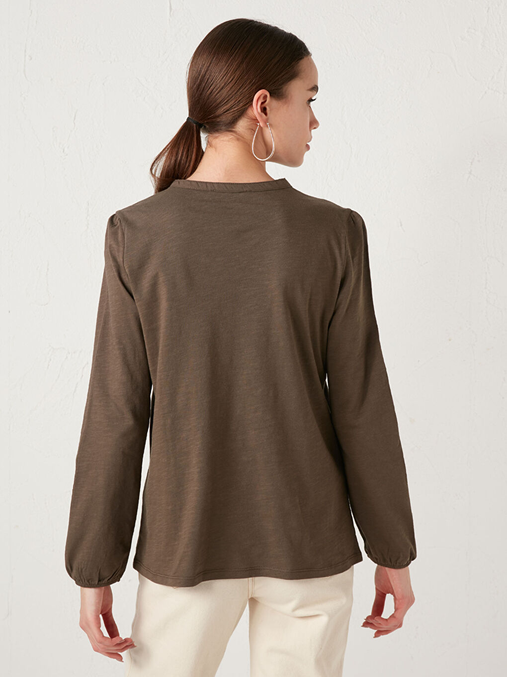 بلوزة قطن مطرزة بأكمام طويلة ورقبة دائرية للسيدات-4