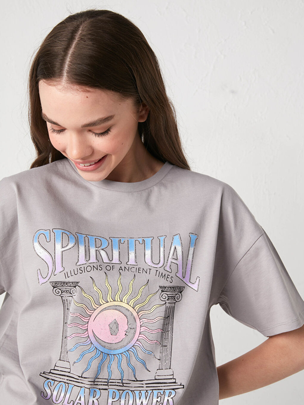 Gri Bisiklet Yaka Baskılı Kısa Kollu Kadın Tişört-5