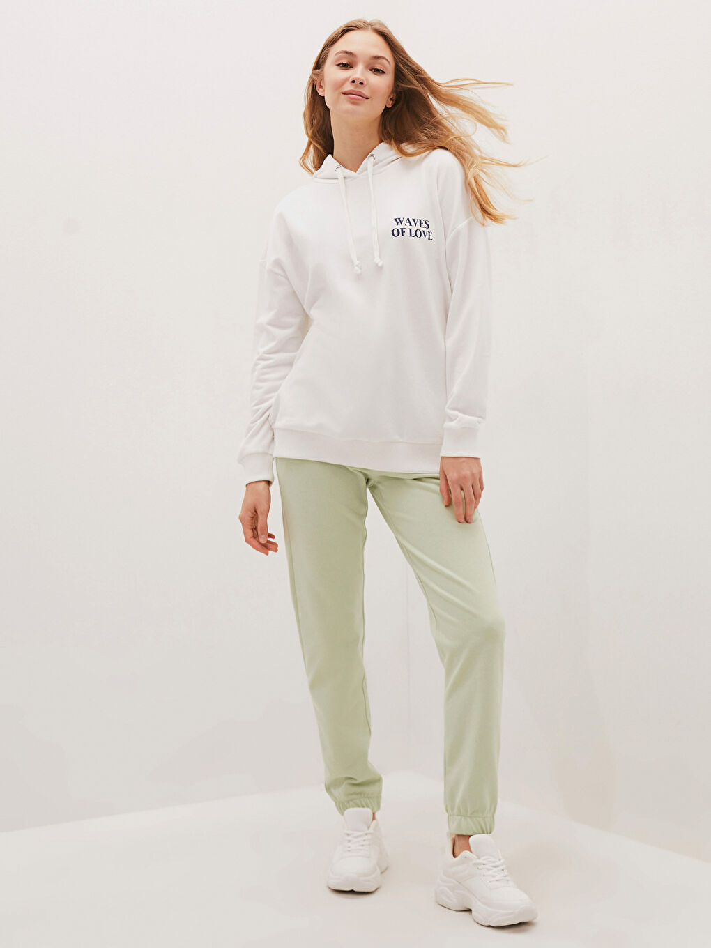 Ekru Kapüşon Yaka Baskılı Uzun Kollu Kadın Sweatshirt