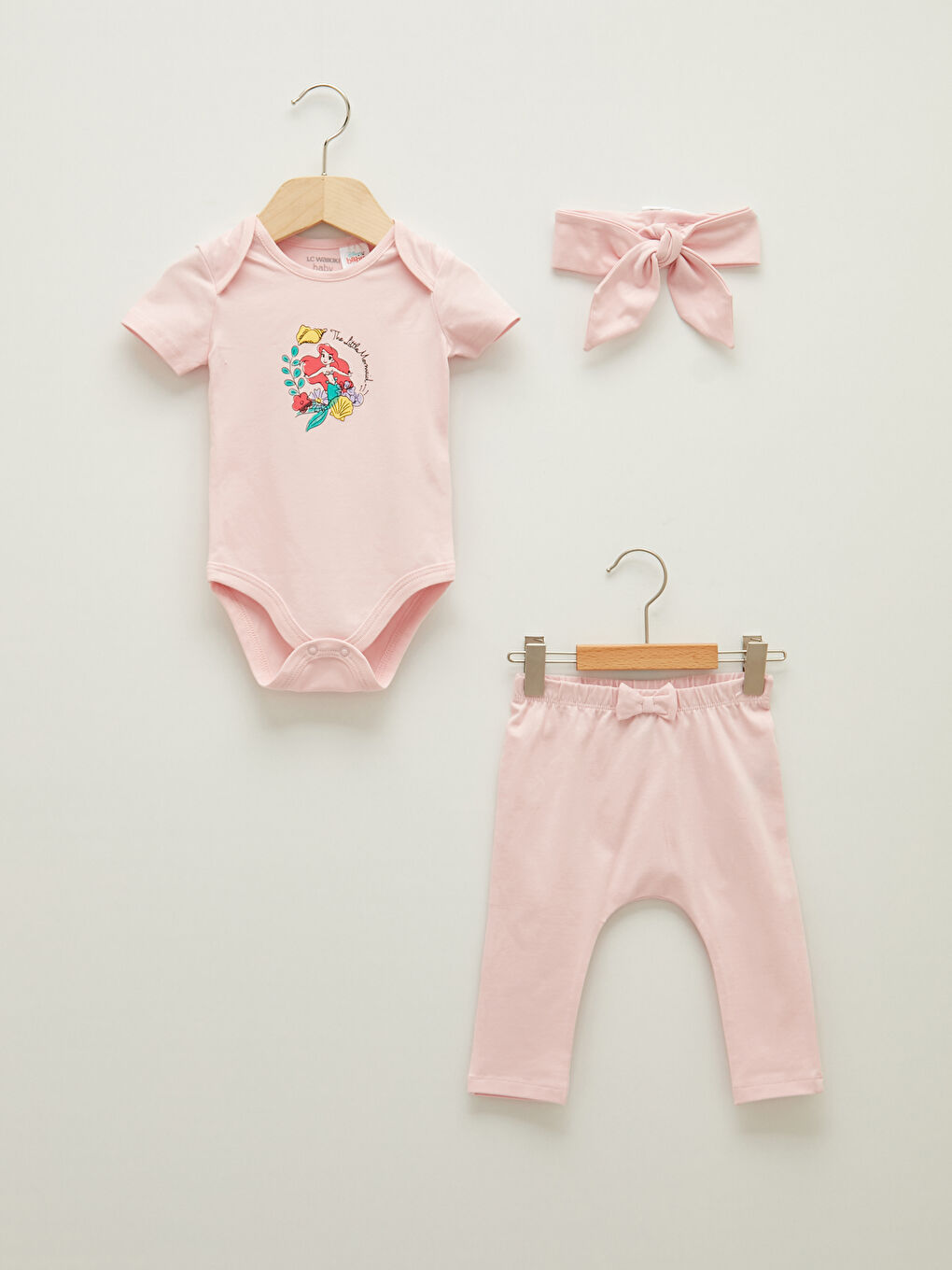 Pembe Bisiklet Yaka Kısa Kollu Deniz Kızı Baskılı Kız Bebek Çıtçıtlı Body Pantolon ve Saç Bandı 3'lü Takım