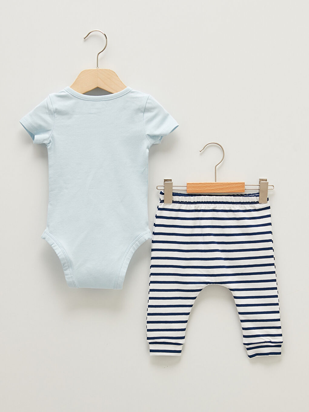 طقم أولادي رضع ٣ قطع بنطلون، بادي بأكمام قصيرة ورقبة دائرية بكباسين، و قبعة بيني-1