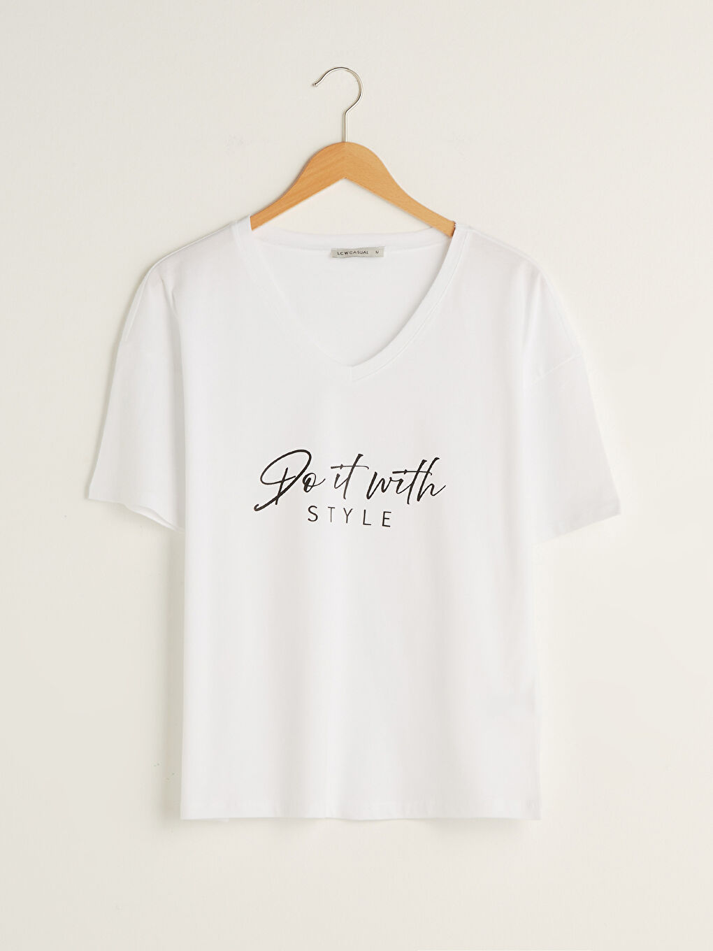 Beyaz V Yaka Baskılı Kısa Kollu Pamuklu Kadın Tişört-5