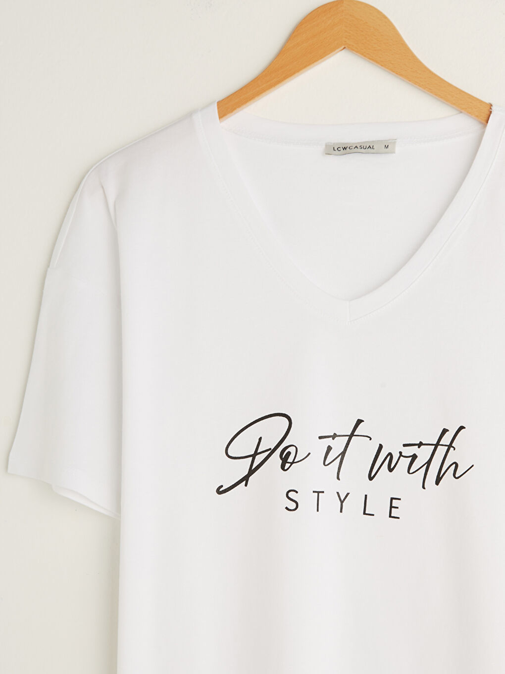 Beyaz V Yaka Baskılı Kısa Kollu Pamuklu Kadın Tişört-6