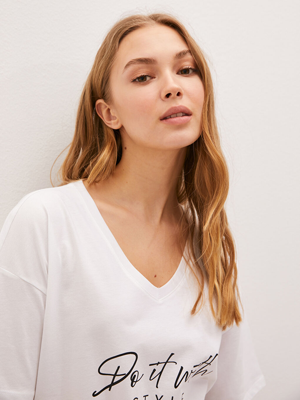 Beyaz V Yaka Baskılı Kısa Kollu Pamuklu Kadın Tişört-2