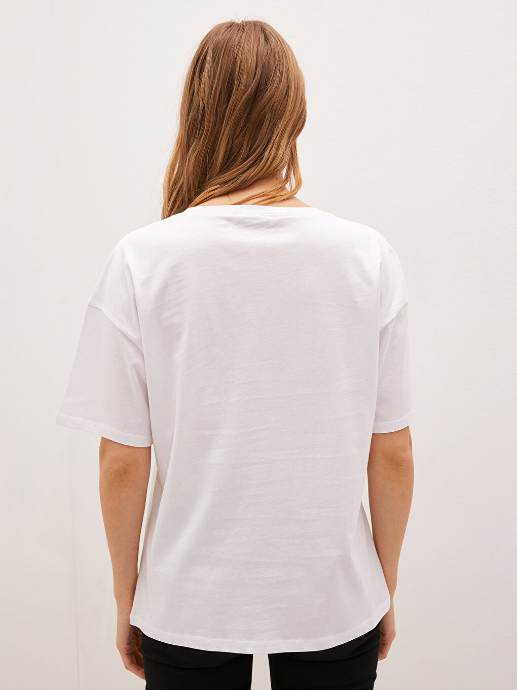 Beyaz V Yaka Baskılı Kısa Kollu Pamuklu Kadın Tişört-3