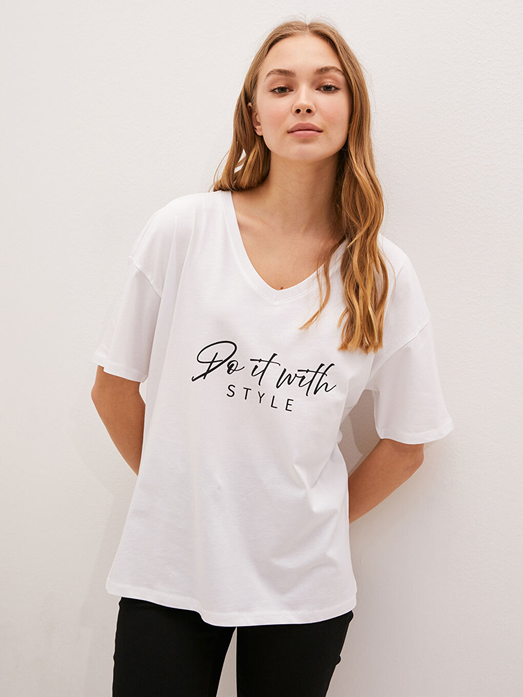 Beyaz V Yaka Baskılı Kısa Kollu Pamuklu Kadın Tişört-4