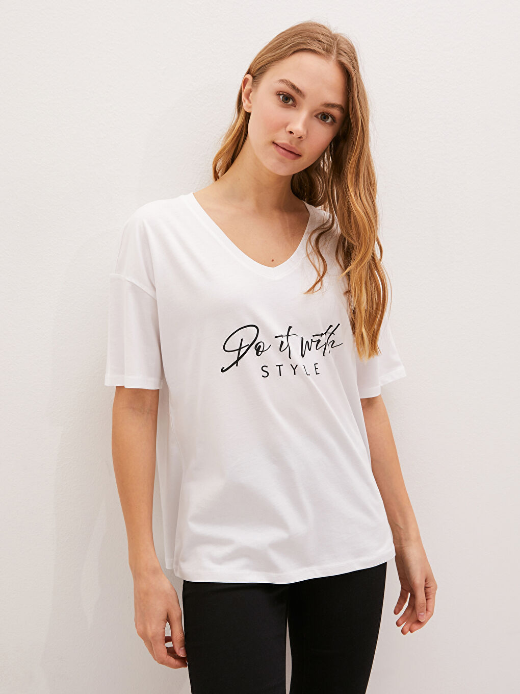 Beyaz V Yaka Baskılı Kısa Kollu Pamuklu Kadın Tişört