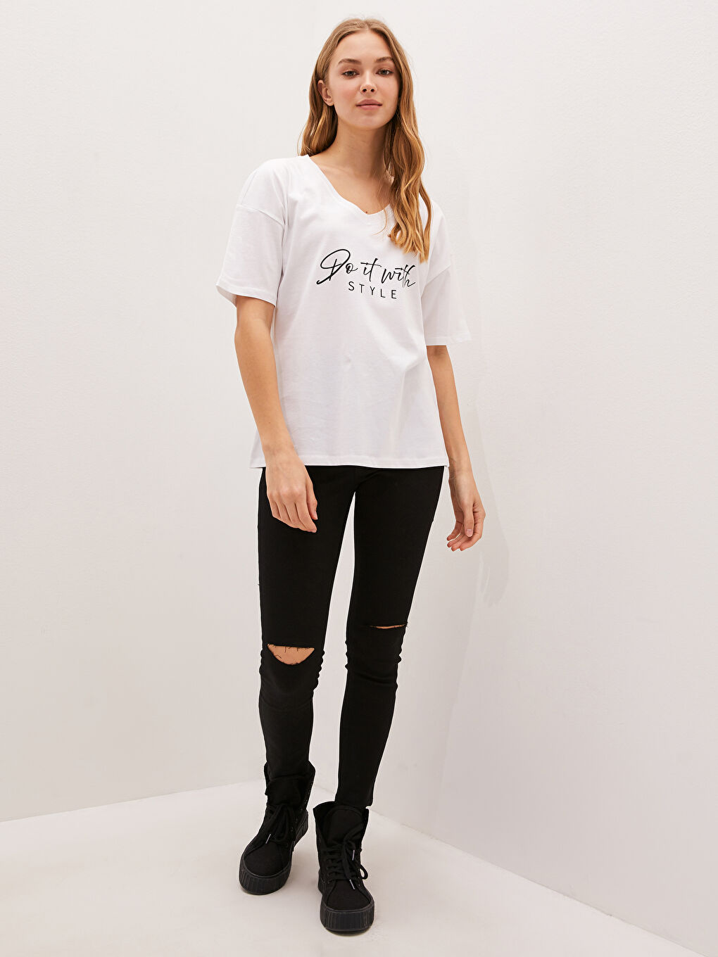 Beyaz V Yaka Baskılı Kısa Kollu Pamuklu Kadın Tişört-1