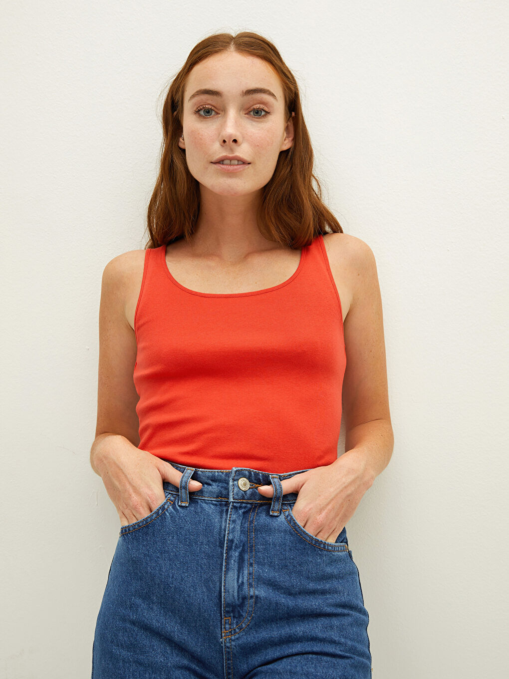 Приталенная Хлопковая Женская Майка-Борцовка С U-Образным Вырезом На Прямых Бретелях-2