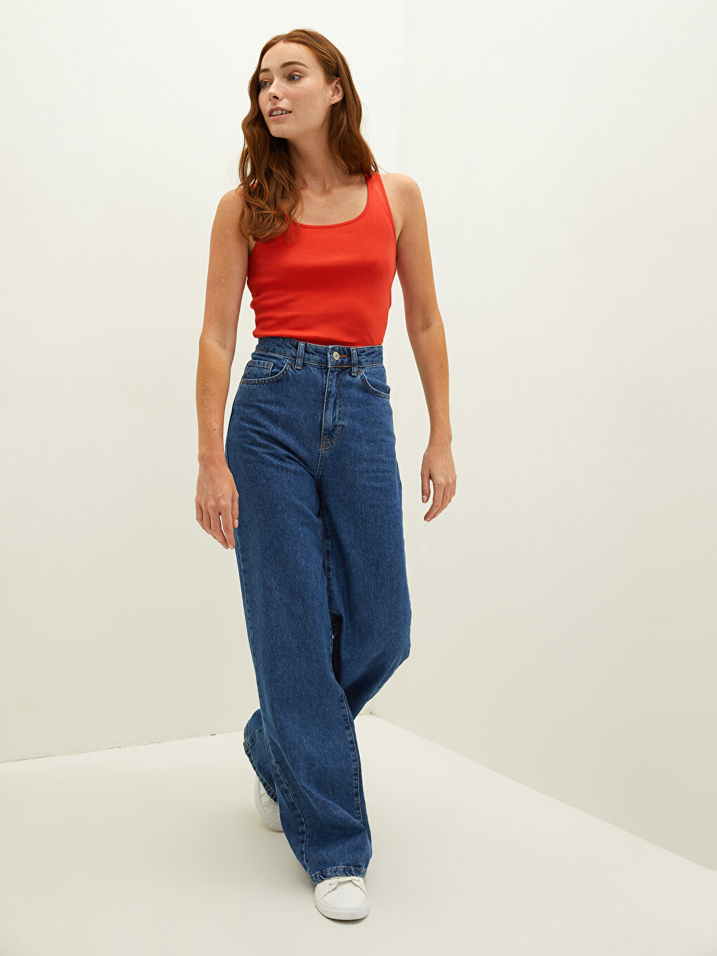 Приталенная Хлопковая Женская Майка-Борцовка С U-Образным Вырезом На Прямых Бретелях-3