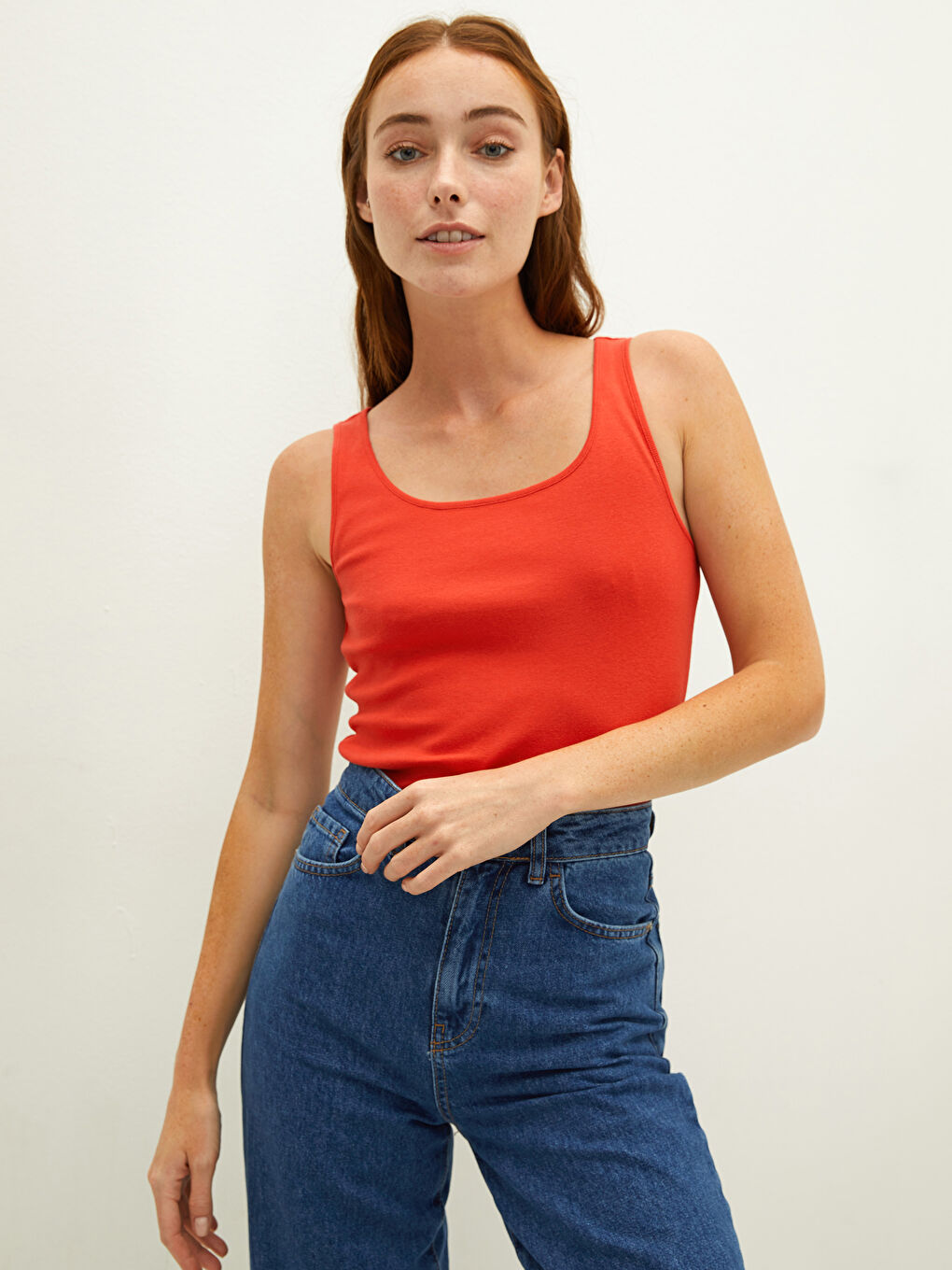 Приталенная Хлопковая Женская Майка-Борцовка С U-Образным Вырезом На Прямых Бретелях-1