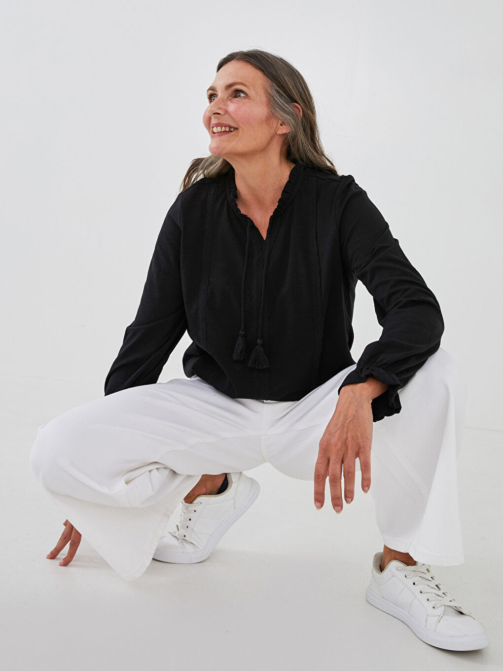 بلوزة قطنية للسيدات بأكمام طويلة مطرزة مع رقبة مربوطة مزينة بالكشكش-1