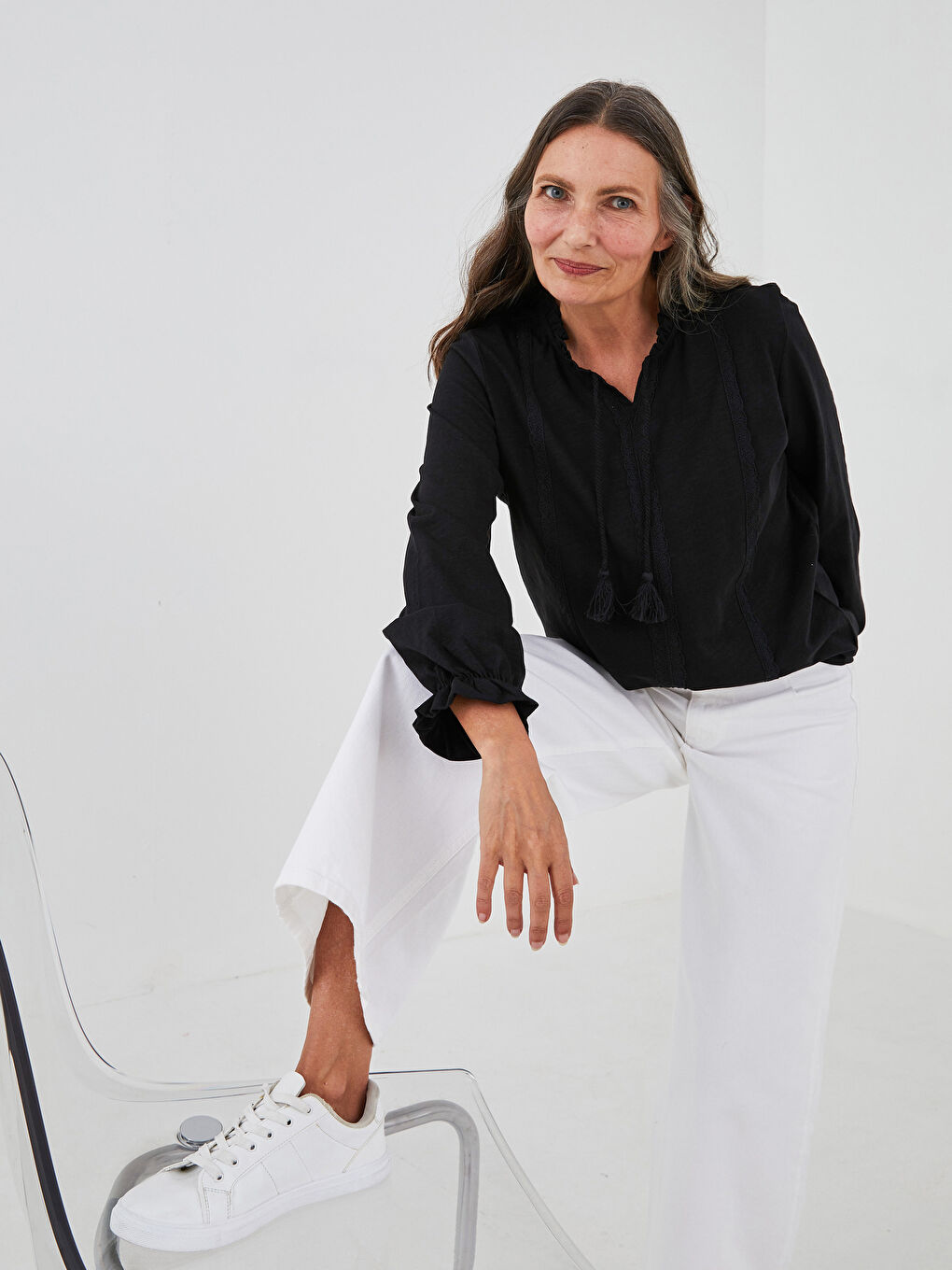 بلوزة قطنية للسيدات بأكمام طويلة مطرزة مع رقبة مربوطة مزينة بالكشكش-2