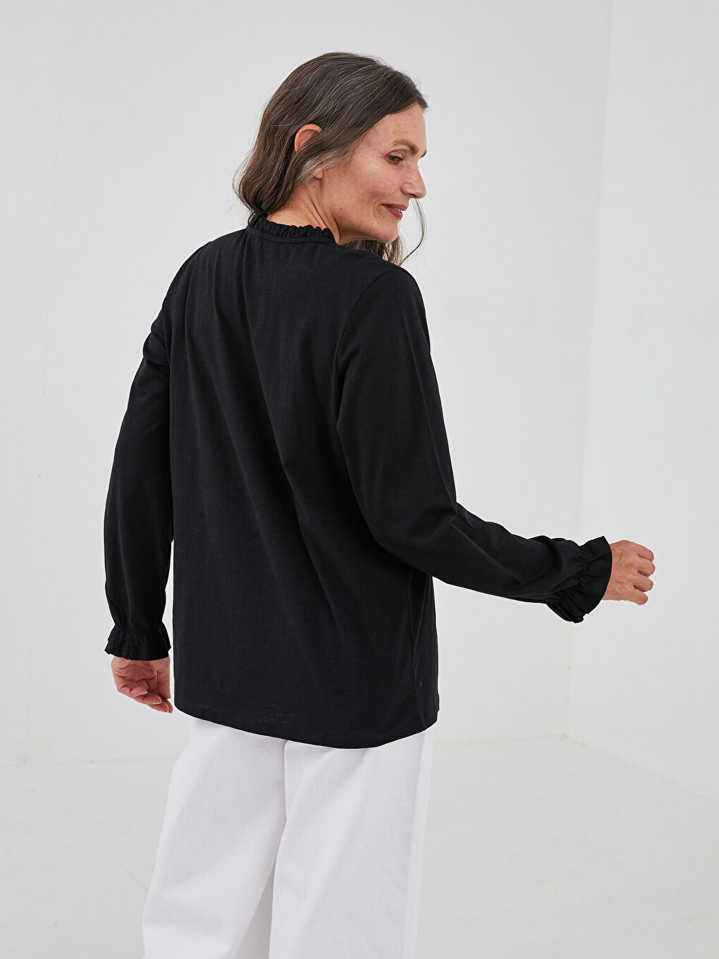 بلوزة قطنية للسيدات بأكمام طويلة مطرزة مع رقبة مربوطة مزينة بالكشكش-3