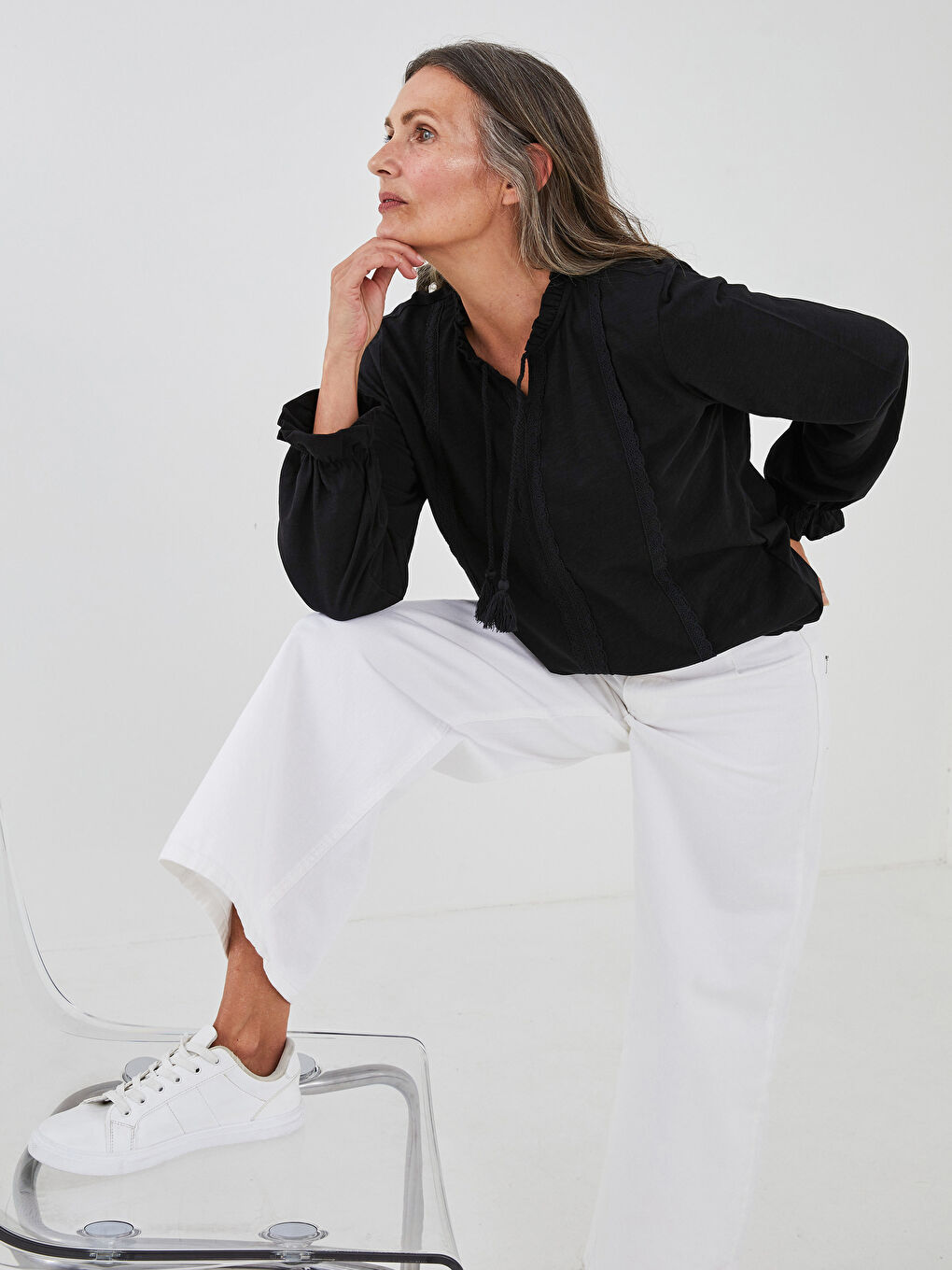 بلوزة قطنية للسيدات بأكمام طويلة مطرزة مع رقبة مربوطة مزينة بالكشكش-4