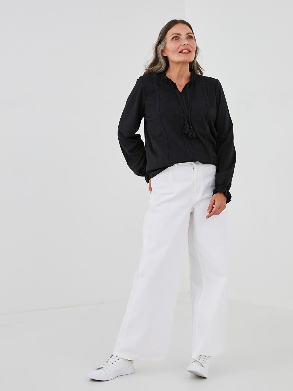 بلوزة قطنية للسيدات بأكمام طويلة مطرزة مع رقبة مربوطة مزينة بالكشكش