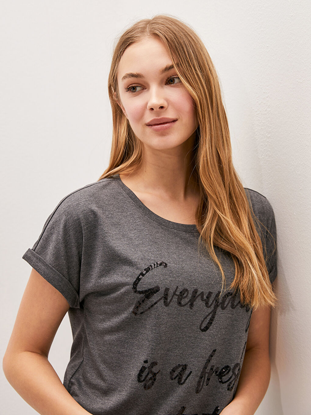 LCW Vision Crew Neck Spangle Sequin Printed Short Sleeve Women's T-Shirt -S1FI98Z8-CWN