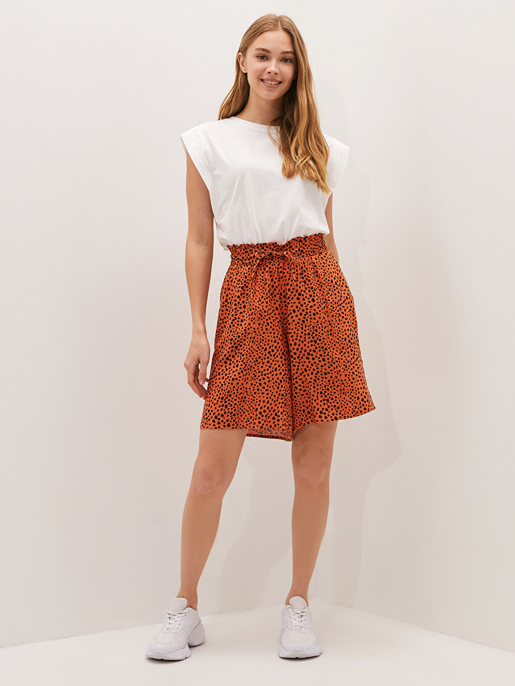Turuncu Beli Lastikli Desenli Cep Detaylı Viskon Kadın Şort-1