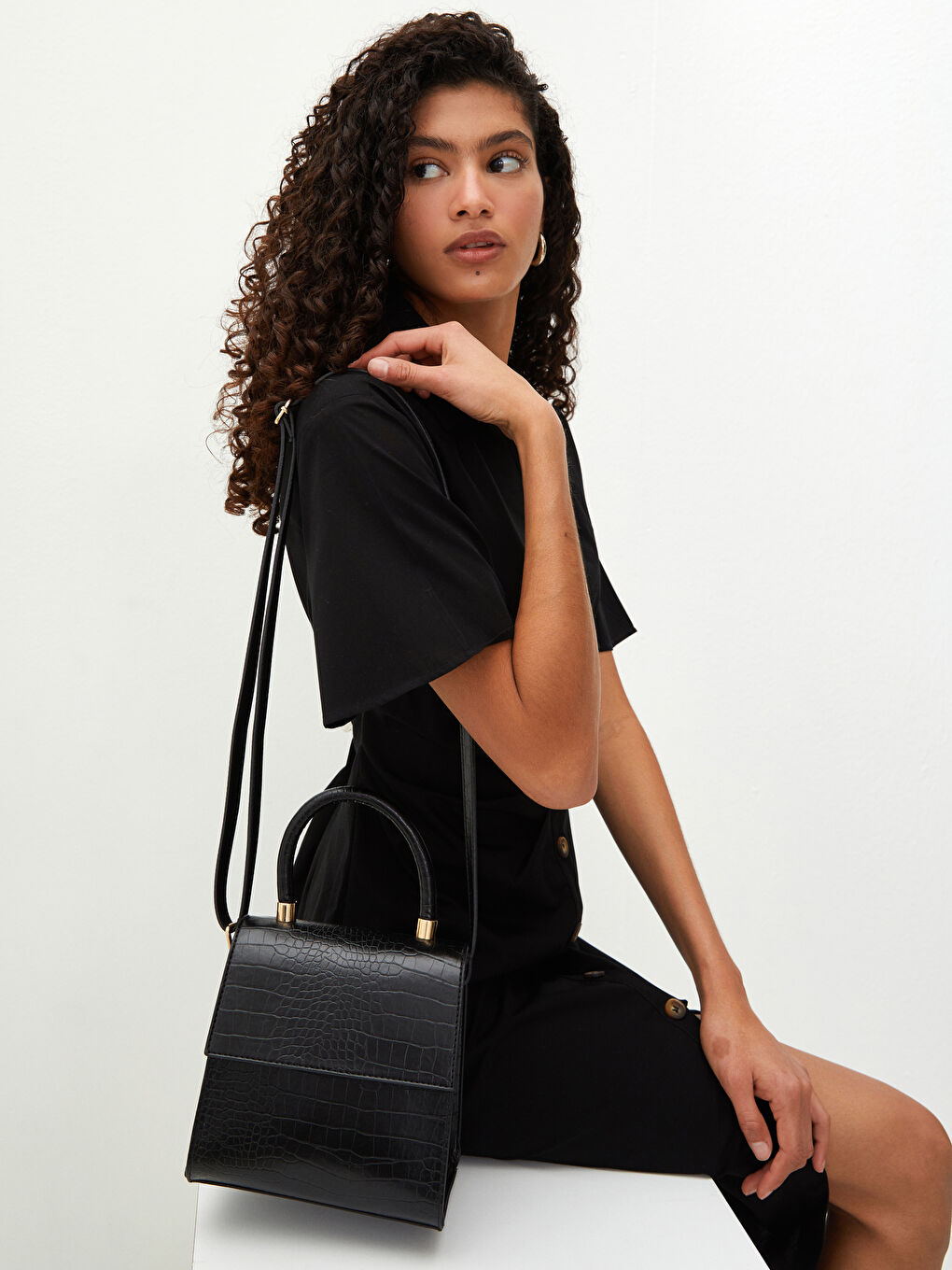 Siyah Deri Görünümlü Kadın Çapraz Çanta-1