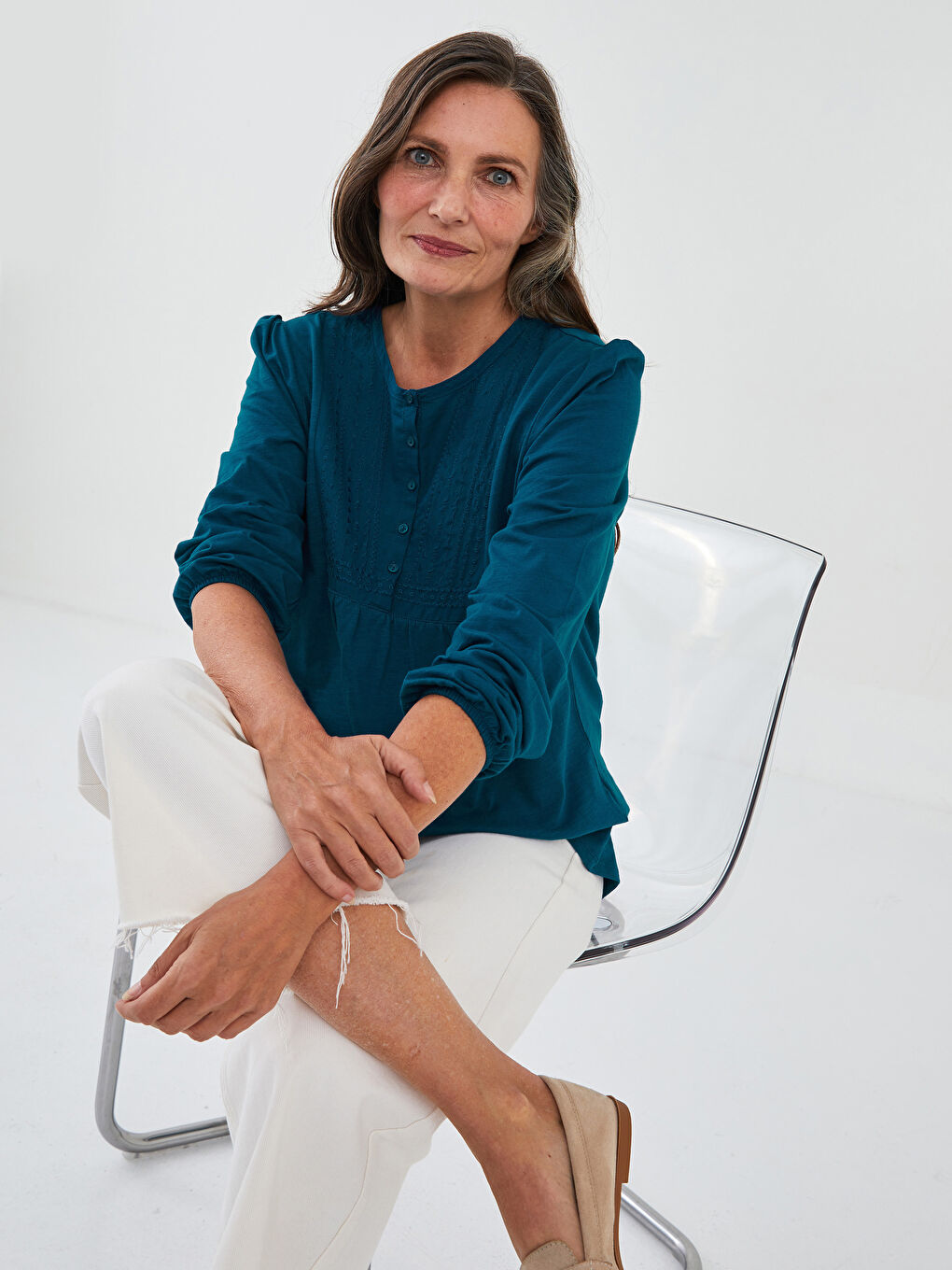 بلوزة نسائية مطرزة بكم طويل وفتحة رقبة مستديرة