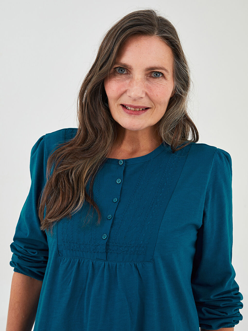 بلوزة نسائية مطرزة بكم طويل وفتحة رقبة مستديرة-1