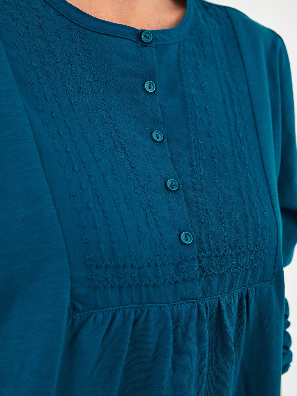 بلوزة نسائية مطرزة بكم طويل وفتحة رقبة مستديرة-2