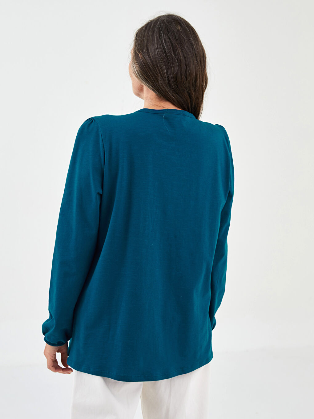 بلوزة نسائية مطرزة بكم طويل وفتحة رقبة مستديرة-4